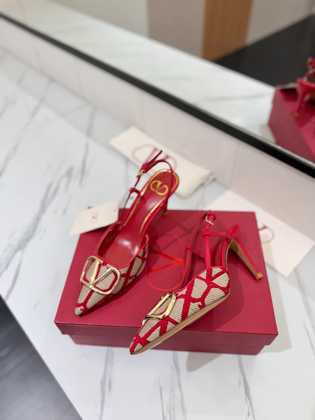 💕💕Factory direct selling price p520💕💕 Valentino VALENTINO's latest Valentino GaravaniV logo sling-back high heels with VLogo Signature decoration - Platinum tone VLogoSignature decoration ♡Elegant style, creating a different feeling! ♡It is an indispensable shoe in your shoe cabinet! ♡Simple temperament style, the highest version on the market♡ ◆ Material: Woolen cloth material◆ ◆ Lining and feet: imported goatskin◆ ◆ Outsole: Italian genuine leather outsole ◆ ◆ Heel height: ❽𝙘𝙢 ◆ ♡ show bdetails ♡ ———————————— ◢size. |35-39 (34.40 41 42 customized)◣